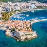 Budva, zona esclusiva ultimi e nuovi appartamenti, proponiamo eleganti e funzionali appartamenti condizionati e con ampi terrazzi vista mare.