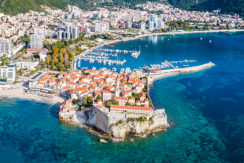 Budva, zona esclusiva ultimi e nuovi appartamenti, proponiamo eleganti e funzionali appartamenti condizionati e con ampi terrazzi vista mare.