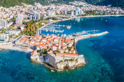 Budva, zona esclusiva ultimi e nuovi appartamenti, proponiamo eleganti e funzionali appartamenti condizionati e con ampi terrazzi vista mare.